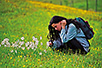 The girl with daffodils (photo: Dragan Bosnić)